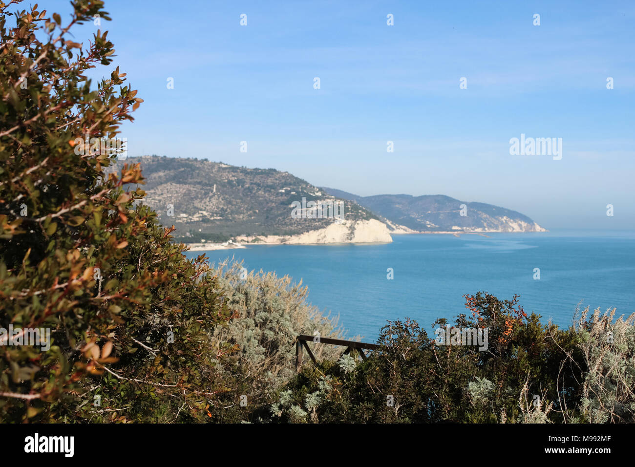 Blick Richtung weiter Klippen in der Nähe der Stadt von Mattinata Stockfoto