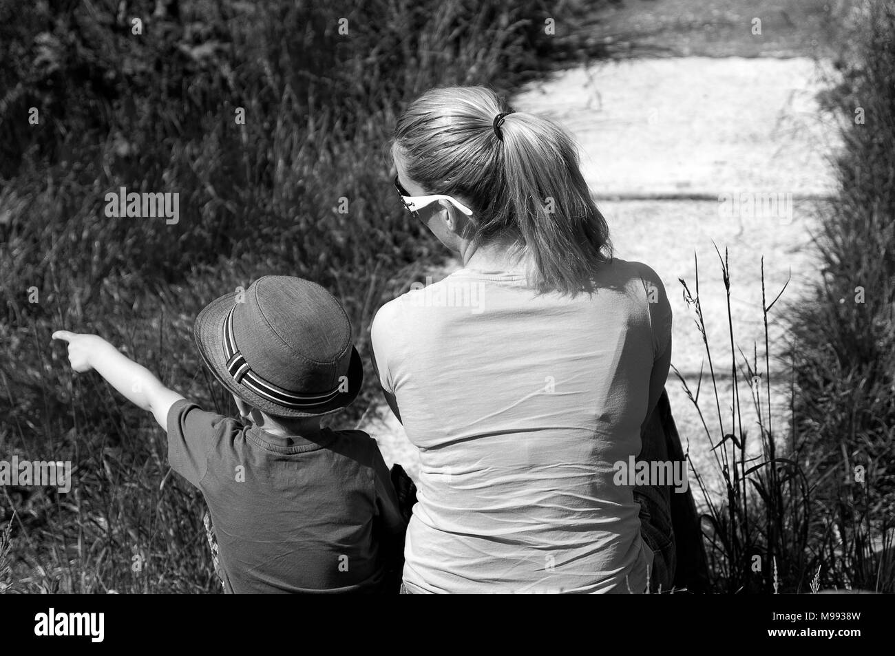 Schwarz-weiß Foto von Mutter mit Sohn Stockfoto