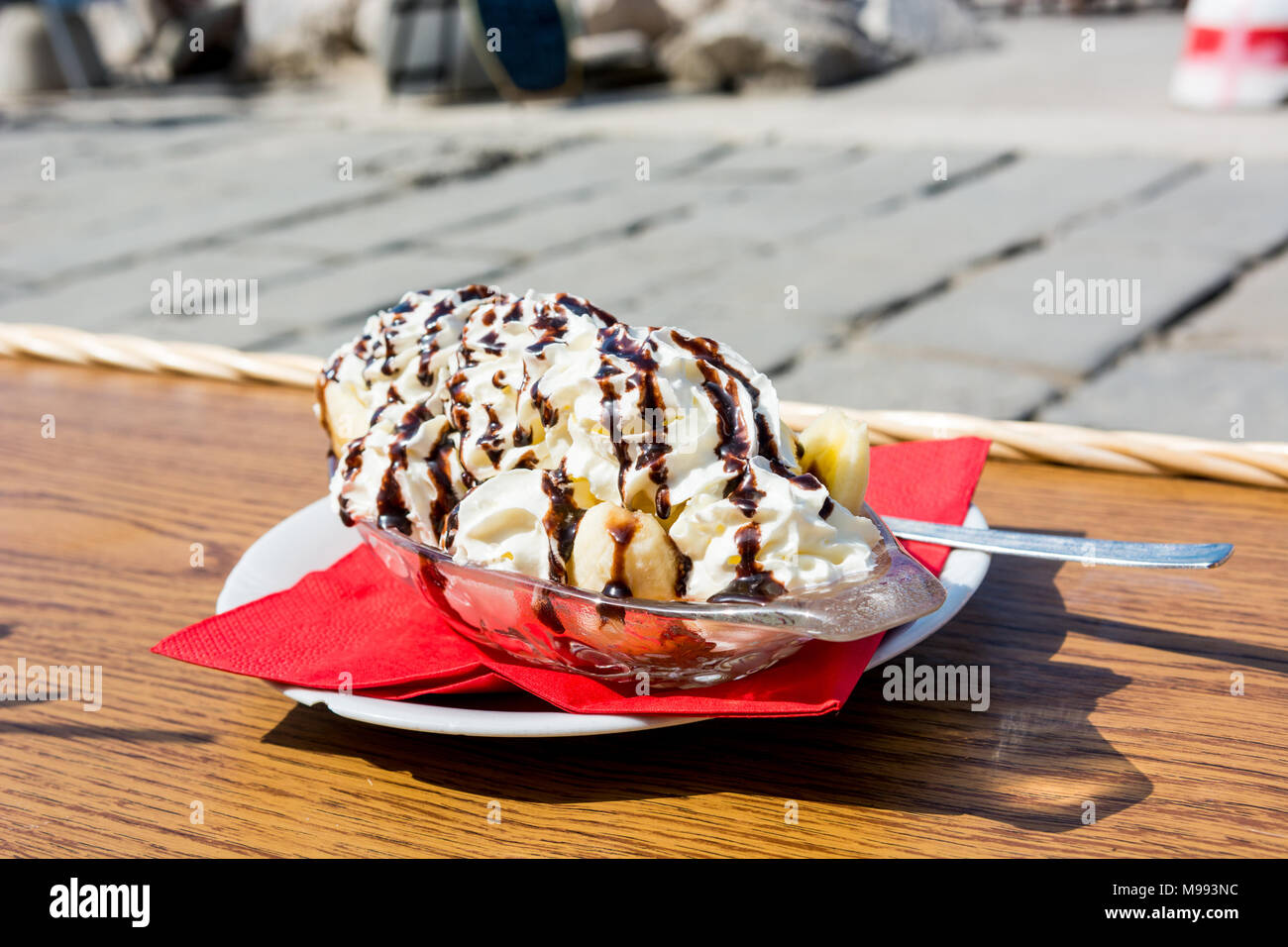 Köstliches Banana Split Eis am Meer walkpath. Stockfoto