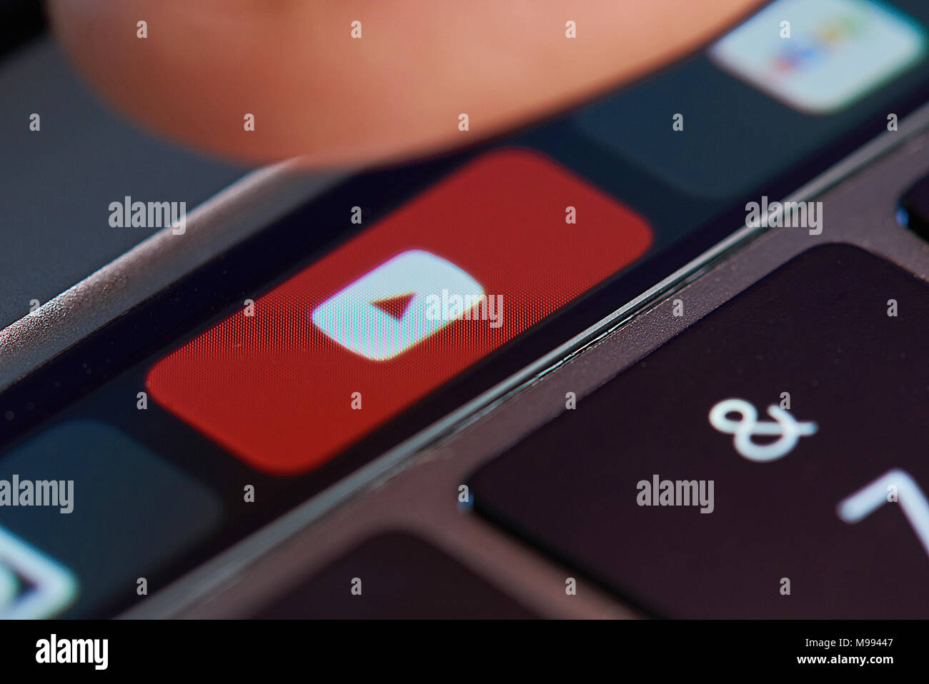 New York, USA - 23. März 2018: Auf youtube button Bar des Macbook latop Nahaufnahme Stockfoto