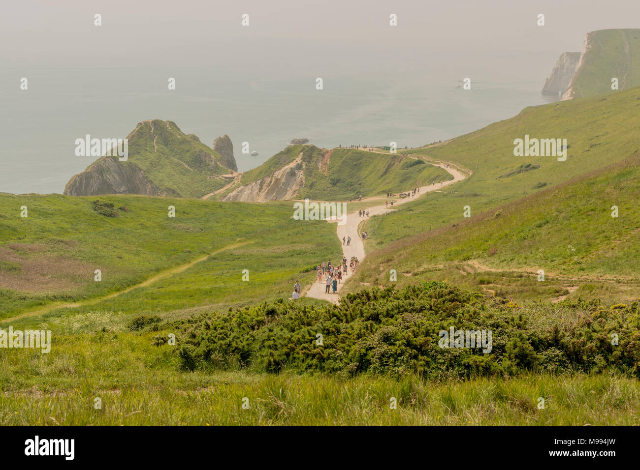 Auf Durdle Door und Swyre Kopf an der Jurassic Coast von hoch oben auf dem South West Coast Path, Dorset, Großbritannien. Stockfoto