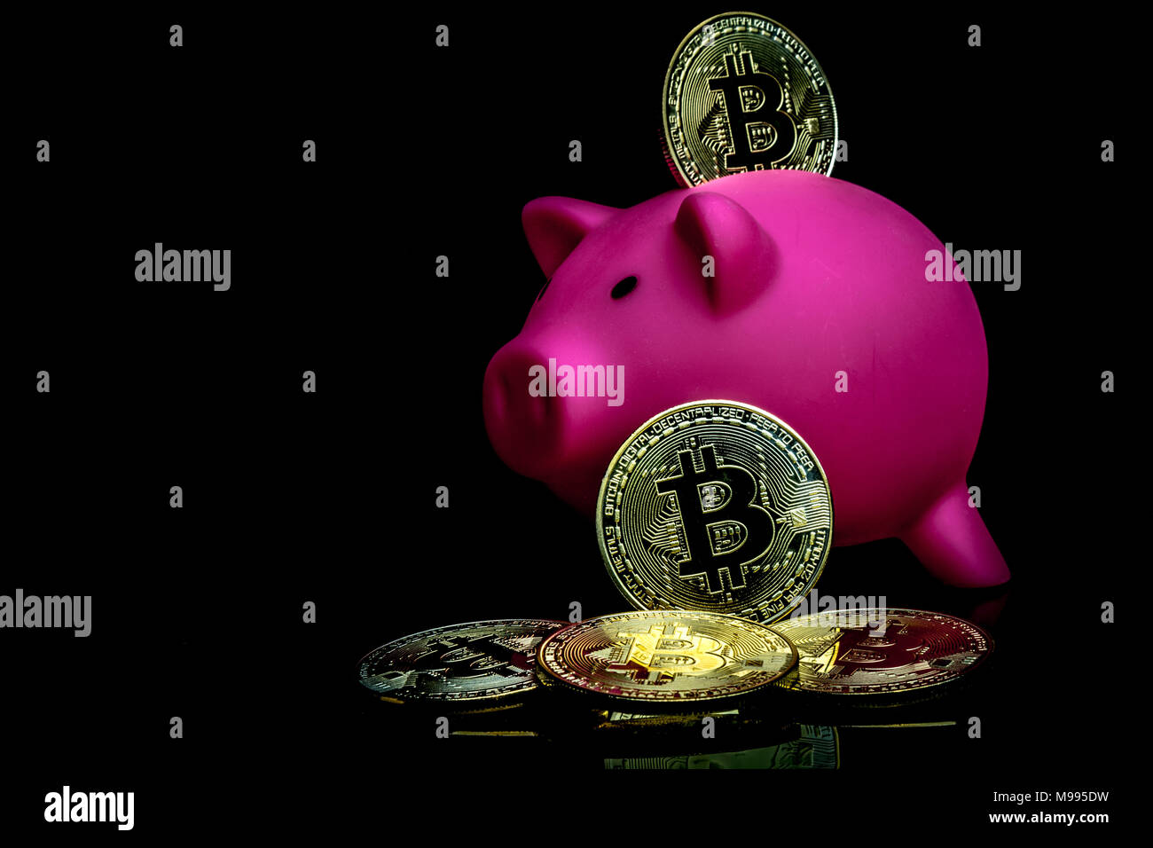 Ein bitcoin Konzept mit einem Sparschwein das Fehlen einer Zentralbank die Währung zu repräsentieren Stockfoto