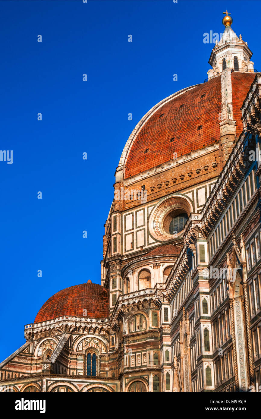 Der Dom von Florenz, die Kathedrale von Santa Maria Del Fiore, runde Fenster und weiße gerippte Kuppel mit Laterne und Marmortäfelung Detaillierung Stockfoto