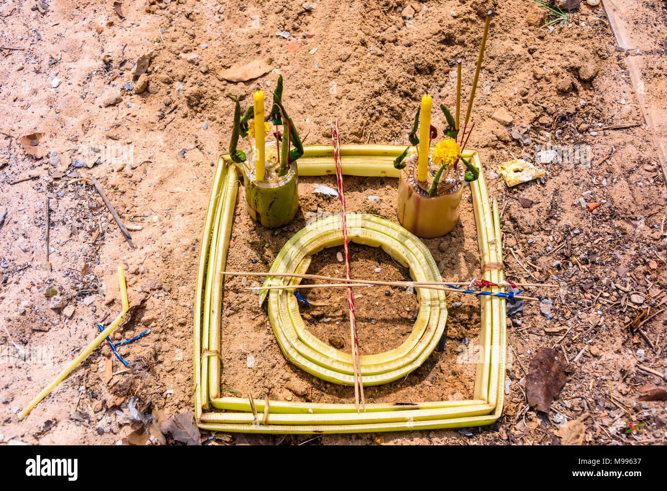 Bambus-Symbol links auf dem Boden wie ein Heiligtum in einem buddhistischen Tempel in einem ländlichen Gebiet von Kambodscha Stockfoto