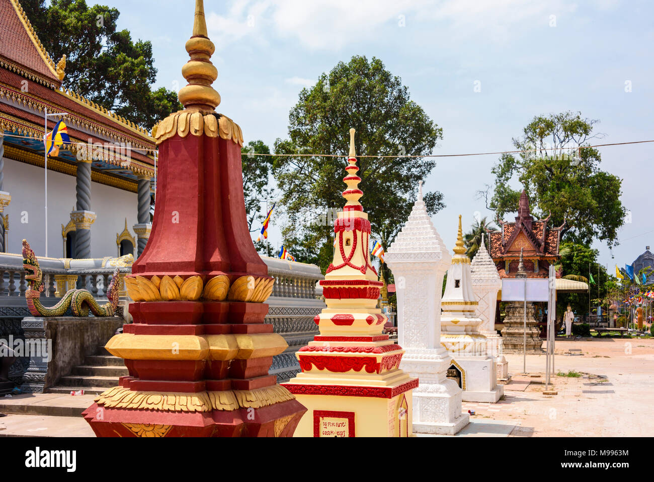 Stupa, traditionelle buddhistische Bestattung Grabsteine an einem Tempel in einem ländlichen Gebiet von Kambodscha Stockfoto