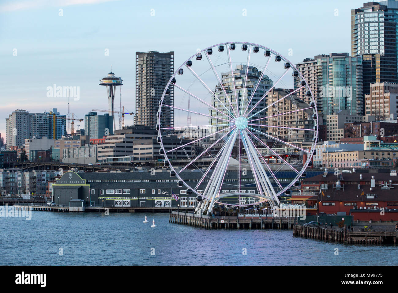 Skyline von Seattle Waterfront bei Sonnenuntergang mit Seattle Space Needle Seattle große Rad, Riesenrad, Seattle, Washington. Stockfoto