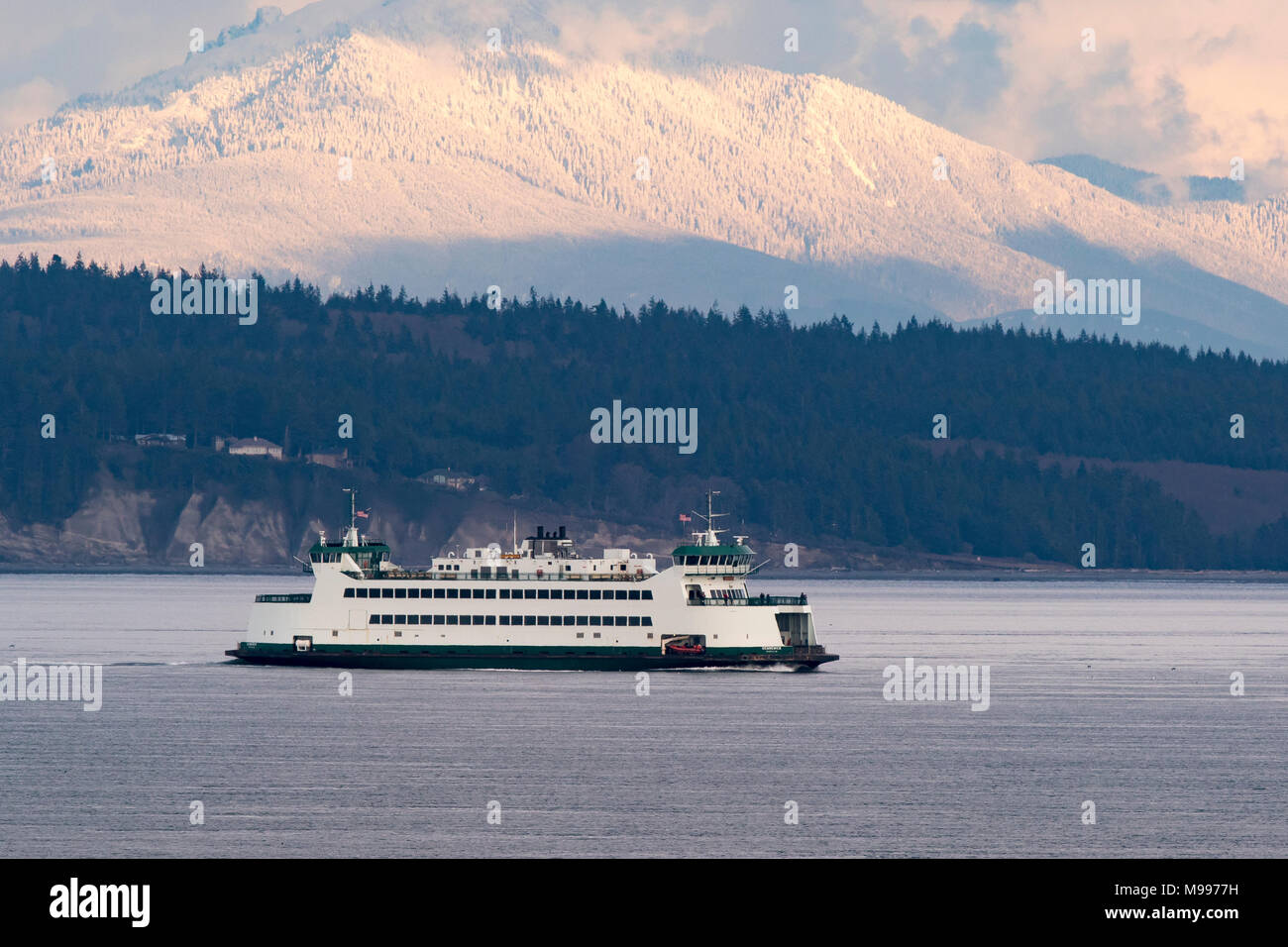 Puget Sound Fähre mit Cascade Mountains im Hintergrund. Washington State Ferries. Port Townsend Fähre. Stockfoto