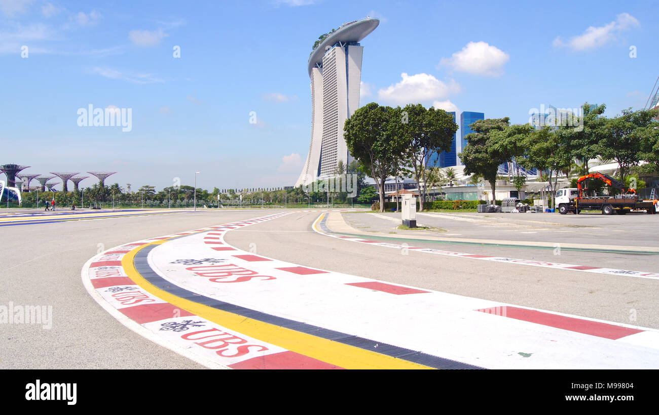 Singapur - APR 2 2015: Formel Eins Rennstrecke an der Marina Bay Street Circuit. Das Symbol Formel 1 einmal im Jahr rund um die Marina Bay, wurden mehr als 100.000 Touristen Stockfoto