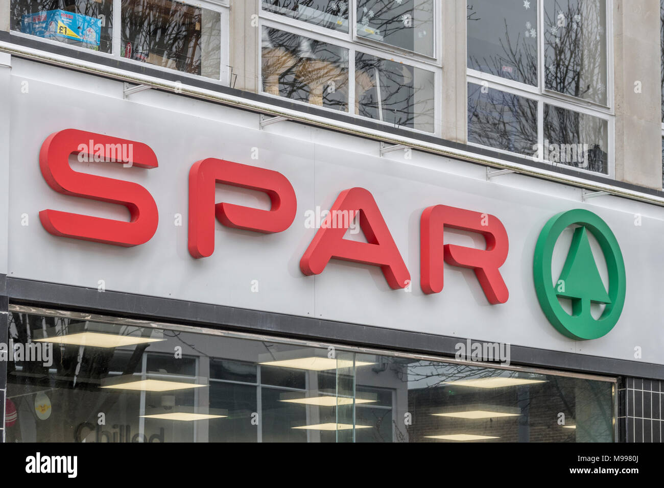 Die Außenseite des Spar Shop auf Armada Way, Plymouth, Devon. Stockfoto