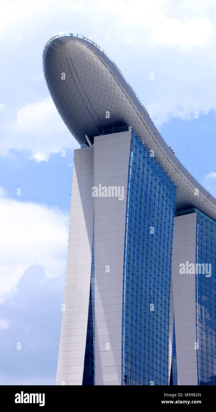 Singapur - Apr 1st, 2015: Marina Bay Sands Hotel am blauen Himmel, ist eine von Singapur Stadtbild modernes Gebäude an der Marina Bay Stockfoto