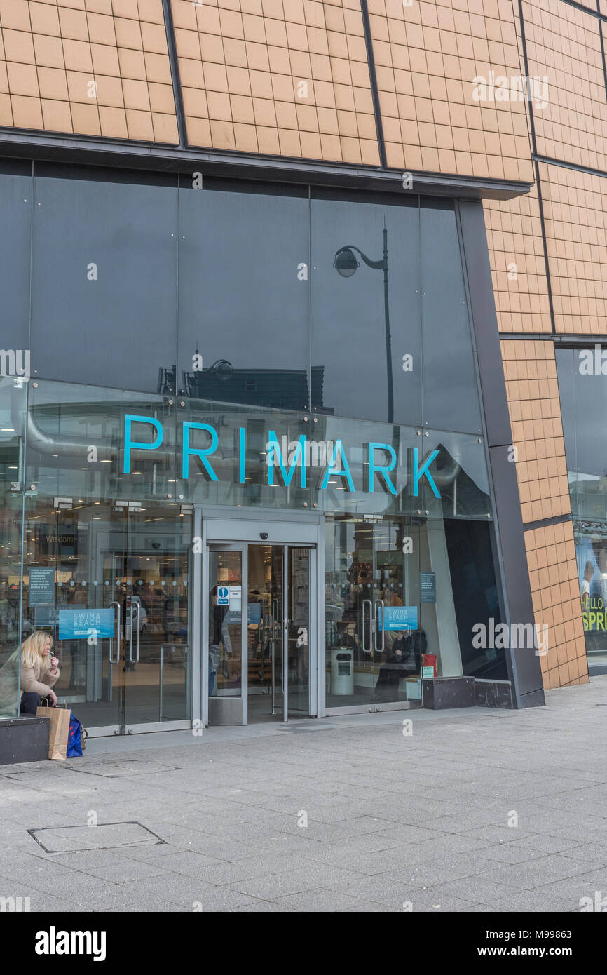 Death of the High Street Metapher / Concept - Außenansicht der Primark-Verkaufseinheit im Drake Center in Plymouth, Devon. Für Primark-Lagerschließungen. Stockfoto