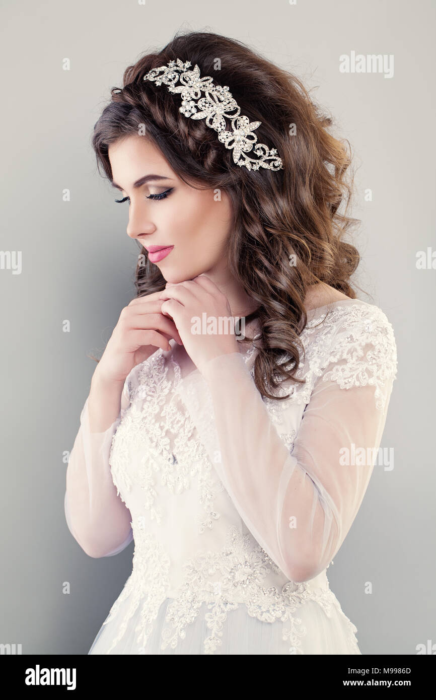 Mode Portrait Von Pretty Woman Verlobte Tragen Weisse Abendkleid Schones Modell Braut Mit Frisur Und Make Up Stockfotografie Alamy