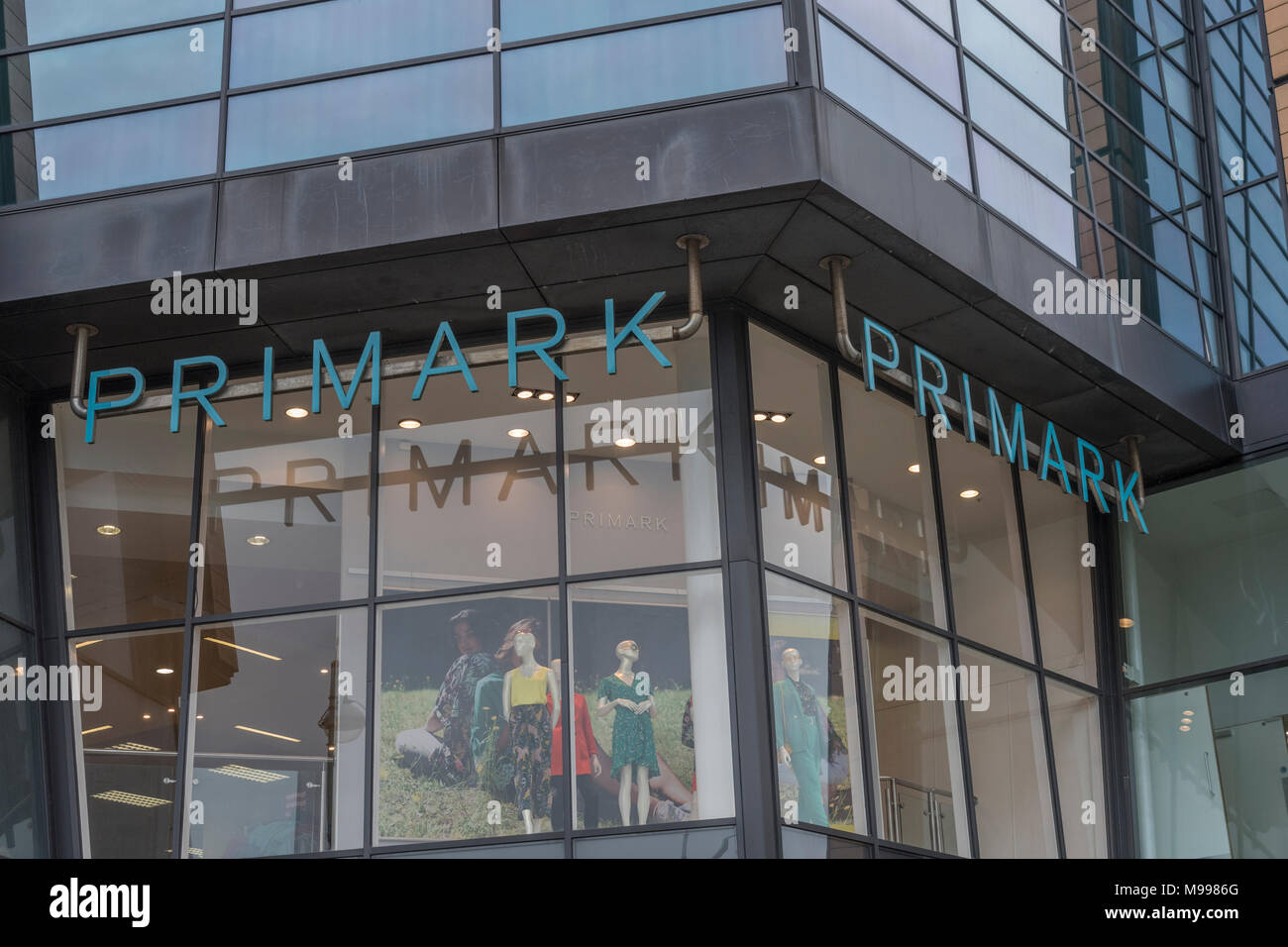 Death of the High Street Metapher / Concept - Außenansicht der Primark-Verkaufseinheit im Drake Center in Plymouth, Devon. Für Primark-Lagerschließungen. Stockfoto