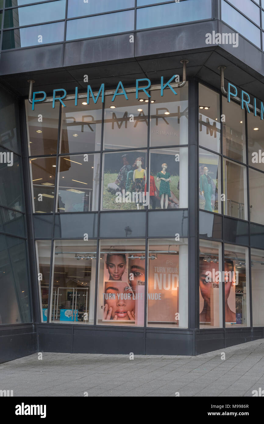 Death of the High Street Metapher / Concept - Außenansicht der Primark-Verkaufseinheit im Drake Center in Plymouth, Devon. Für Primark-Lagerschließungen. Stockfoto