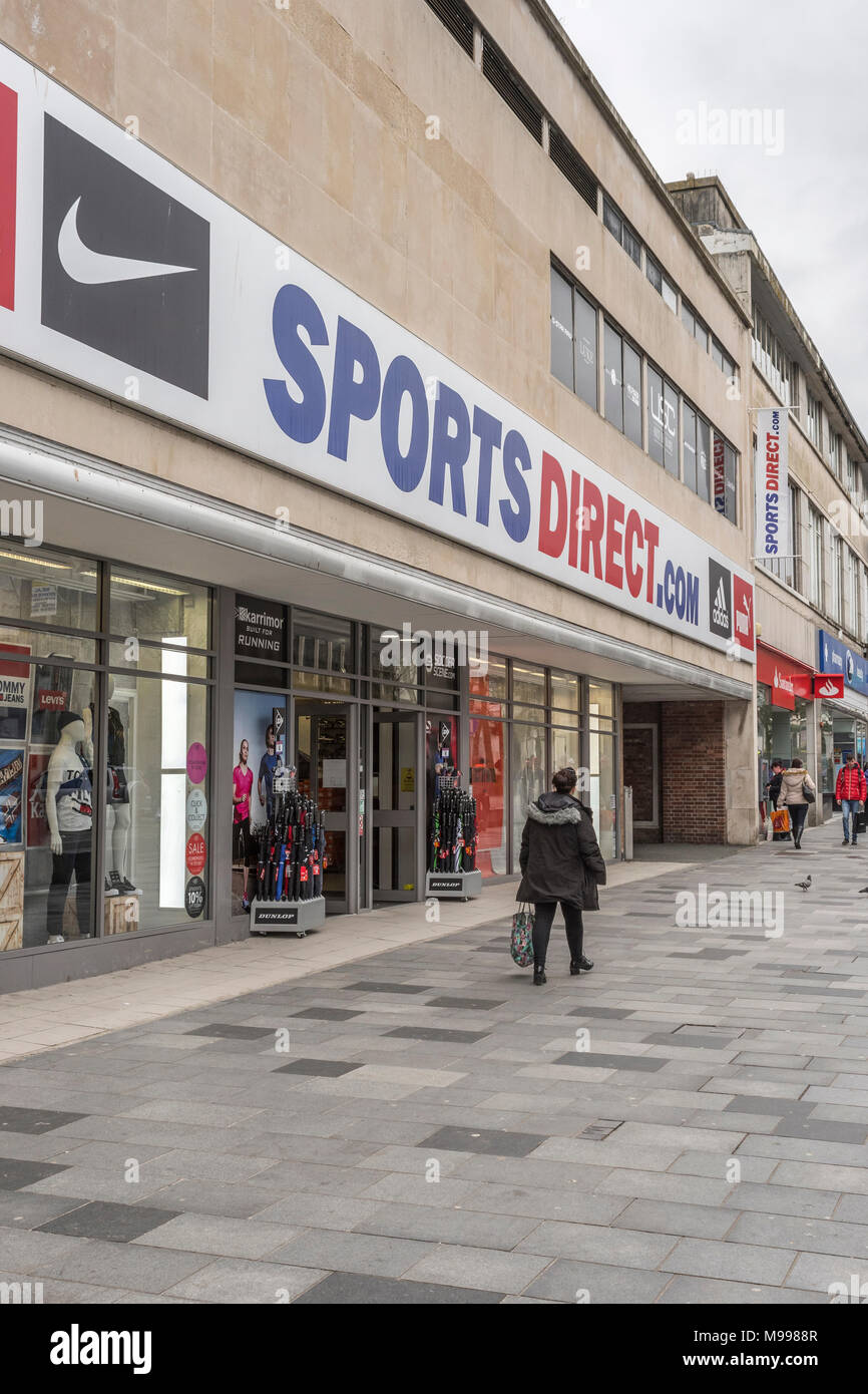 Tod von der High Street Metapher/Konzept - Äußere des SPorts Direct Store in Plymouth, Devon. Stockfoto