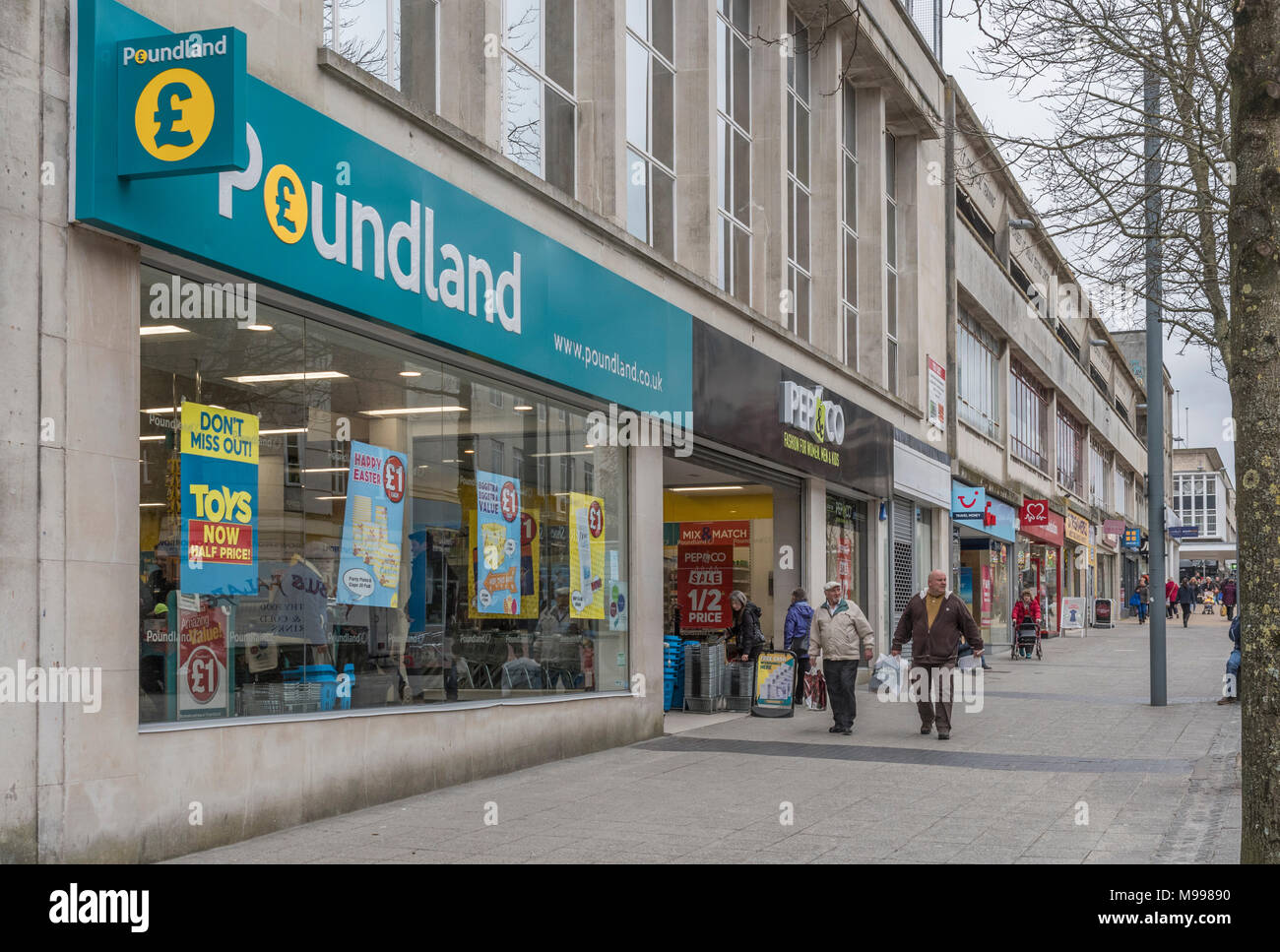 Vor Poundland Schiff in Plymouth, Devon. Metapher für Discounter. Tod von der High Street Konzept. Stockfoto