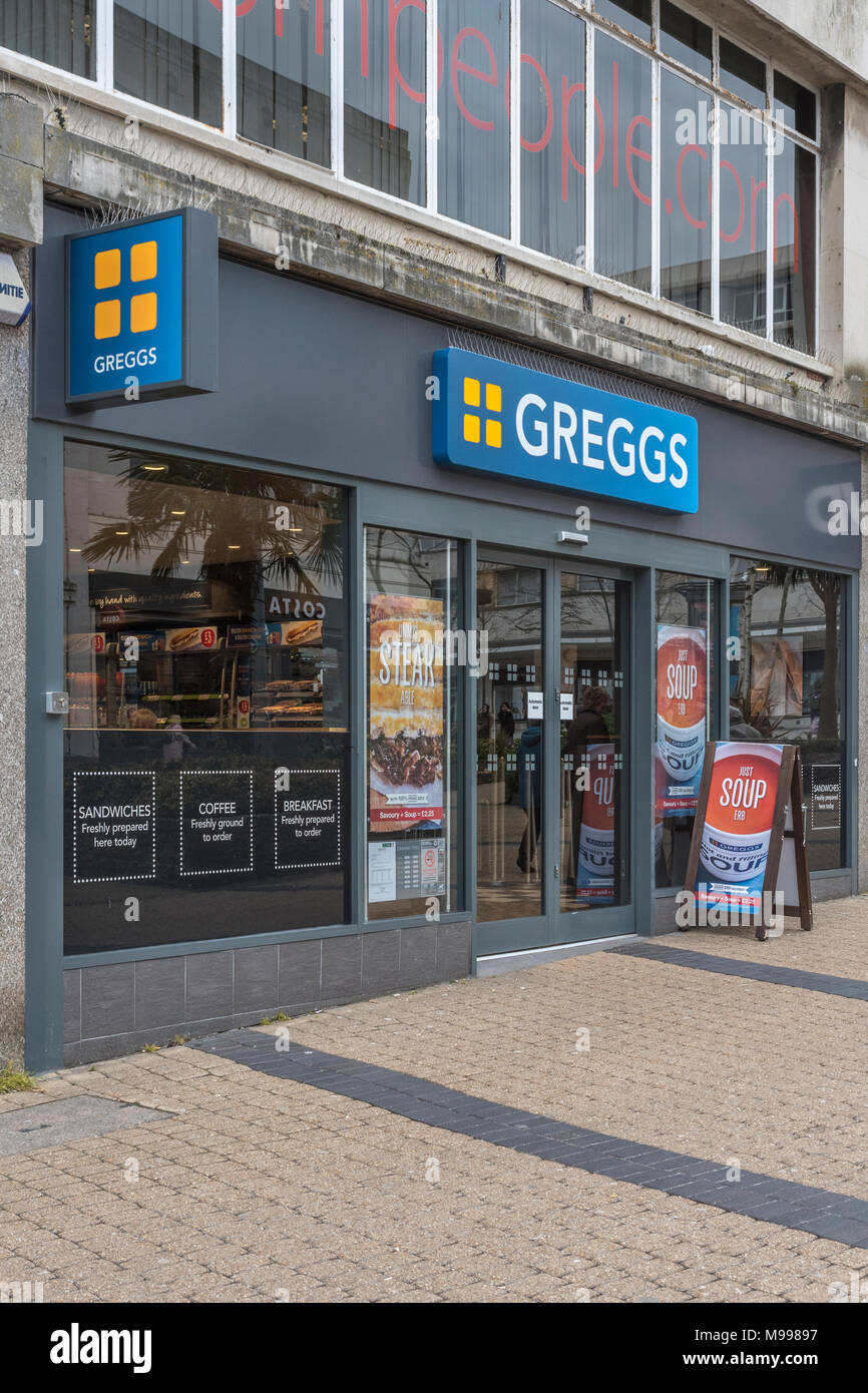 Tod von der High Street Metapher/concept-Store Front von Greggs Einzelhandelsgeschäft in Plymouth, Devon. Sie verkaufen eine vegane/vegetarische Wurst rollen - 2019 Stockfoto