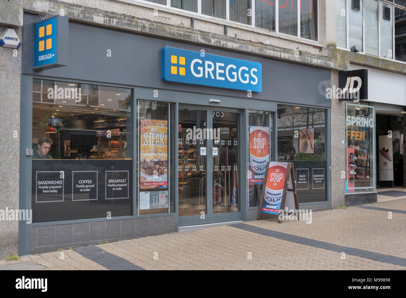 Tod von der High Street Metapher/Concept Store-Fron von Greggs Einzelhandelsgeschäft in Plymouth, Devon. Sie verkaufen eine vegane/vegetarische Wurst rollen im Jahr 2019 Stockfoto