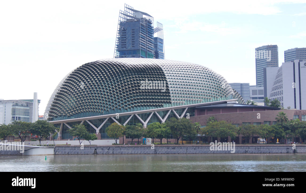 Singapur - APR 2 2015: Esplanade Theater an der Bucht während des Tages. Esplanade Theater an der Bucht ist eine Reihe von Gebäuden auf sechs Hektar Land neben der Marina Bay gelegen Stockfoto