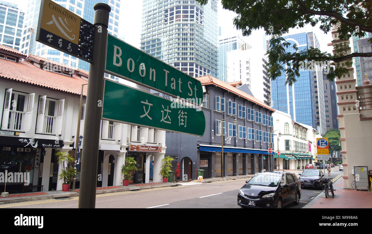 Singapur - APR 2 2015: Zweisprachige Straßenschild in Singapur Chinatown. Singapur ist eine multi-ethnische Stadt, in denen Englisch als gemeinsame Sprache zwischen Ethnien Stockfoto