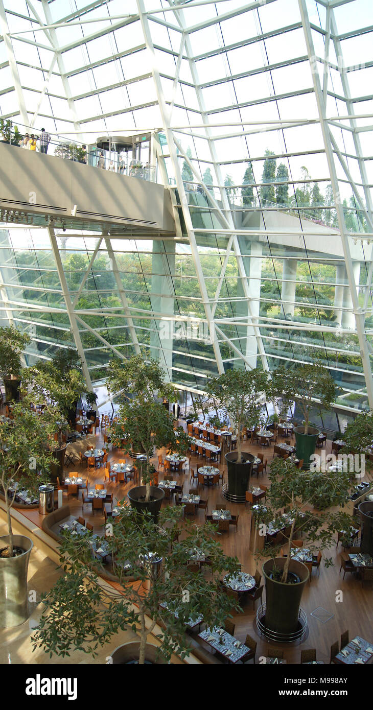 Singapur - APR 3rd, 2015: Innenansicht des Marina Bay Sands Hotel, die Lobby eines der luxuriösesten Hotels der Welt. Stockfoto