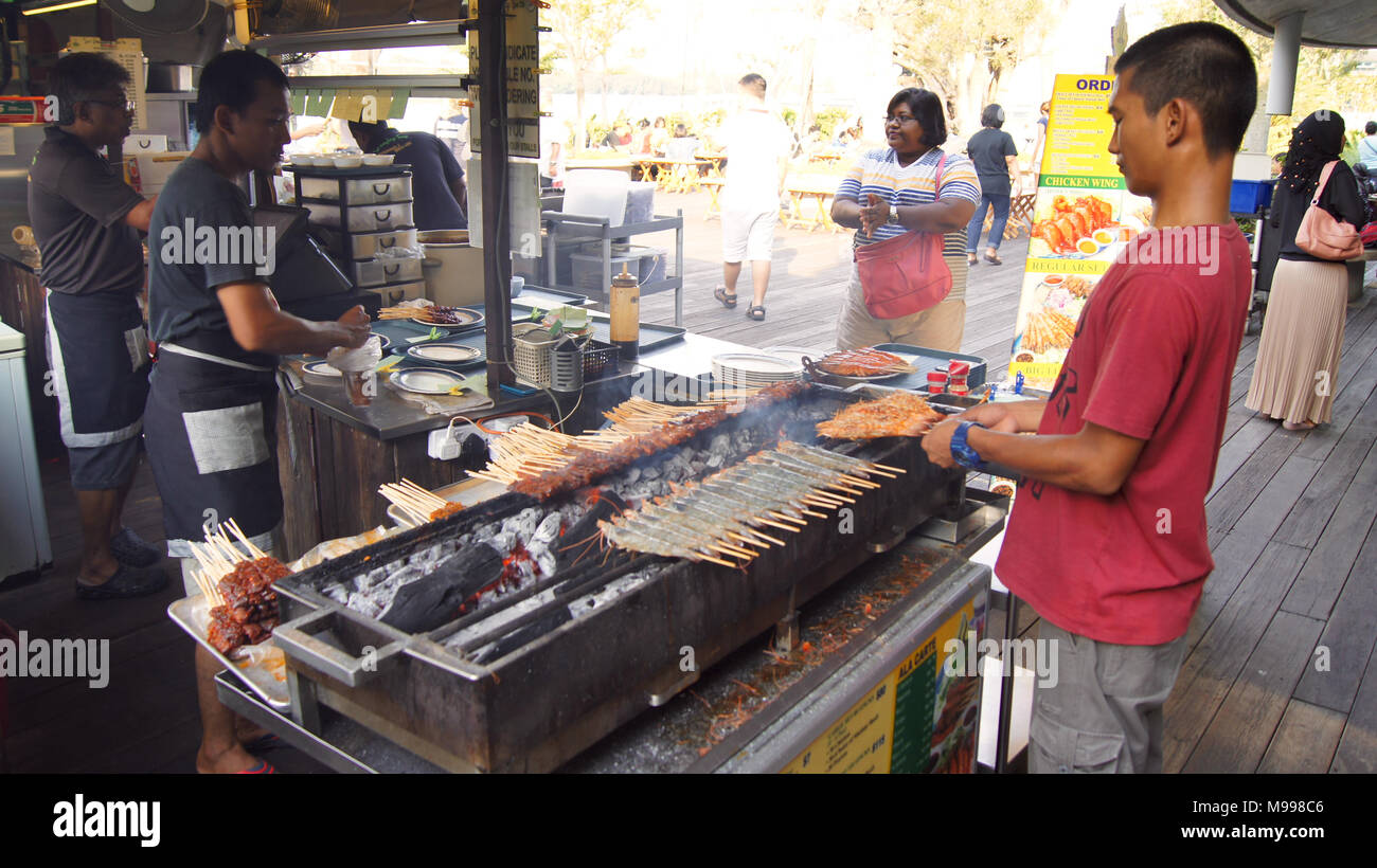 Singapur - APR 3rd, 2015: Lecker lecker Spieße mit Huhn kochen über glühende Kohlen in Singapurs Satay Street Food Markt Stockfoto