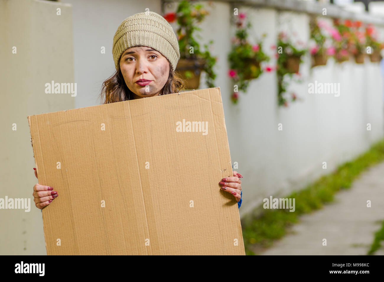 Im Blick auf die obdachlose Frau, leeren Karton Zeichen Stockfoto