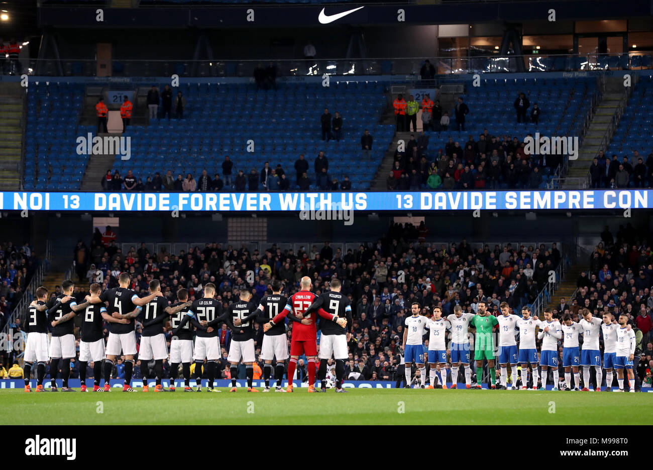 Spieler beobachten eine Minuten Stille für Fußballer Davide Astori während  der internationalen Freundschaftsspiel am Eithad Stadion, Manchester  Stockfotografie - Alamy