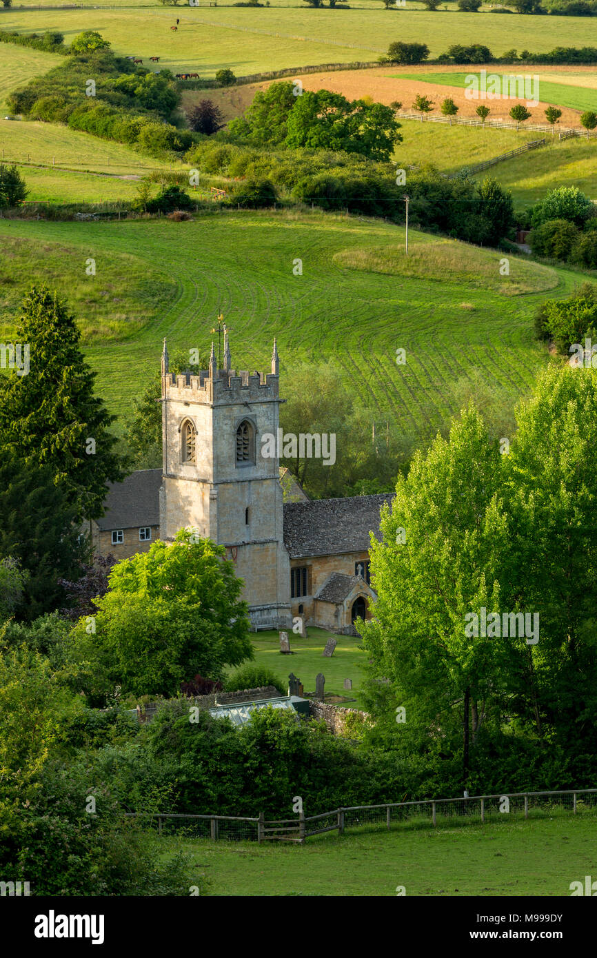 Blick über 15. Jahrhundert St. Andreas Kirche, Naunton, Gloucestershire, England Stockfoto