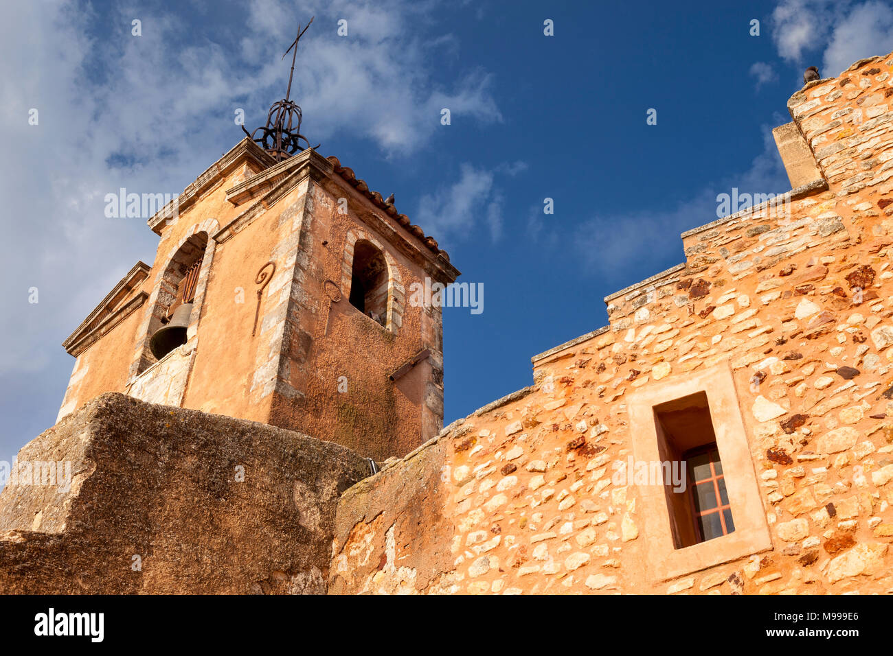 Am frühen Morgensonnenlicht auf die Kirche Turm Saint-Michel, Roussillon, Luberon, Provence Frankreich Stockfoto