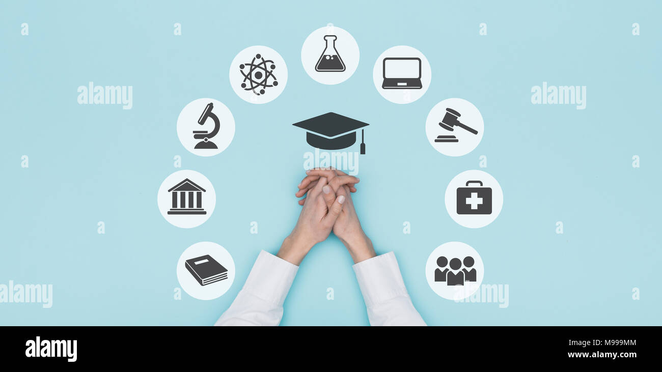 Universität, Hochschule und Bildung Konzept Symbole und Student's Hände, Ansicht von oben: Lernen und Karriere Konzept Stockfoto