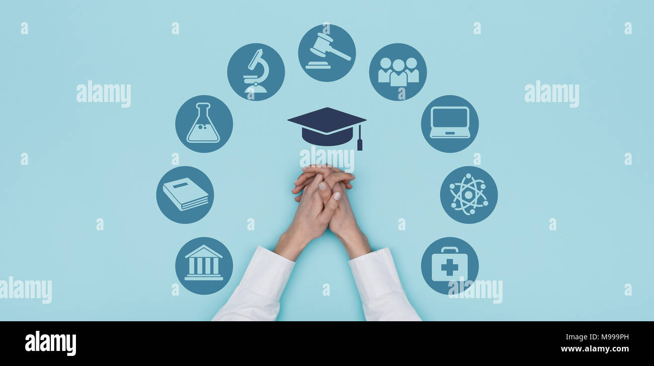 Universität, Hochschule und Bildung Konzept Symbole und Student's Hände, Ansicht von oben: Lernen und Karriere Konzept Stockfoto