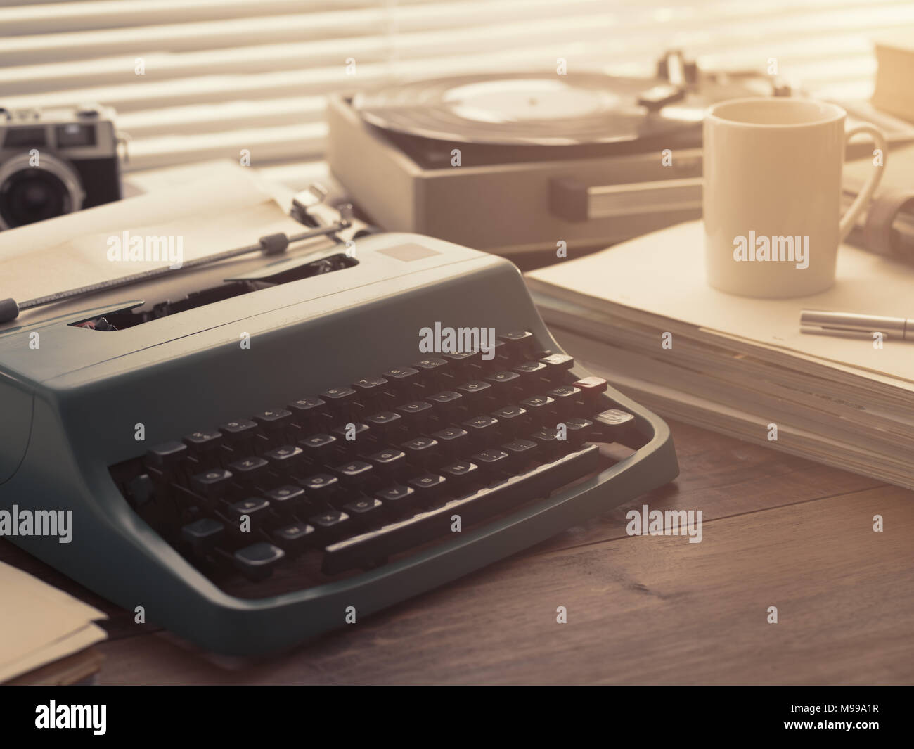 Schriftsteller, Journalist und Fotoreporter vintage Desktop mit Schreibmaschine, Kamera und Plattenspieler Stockfoto