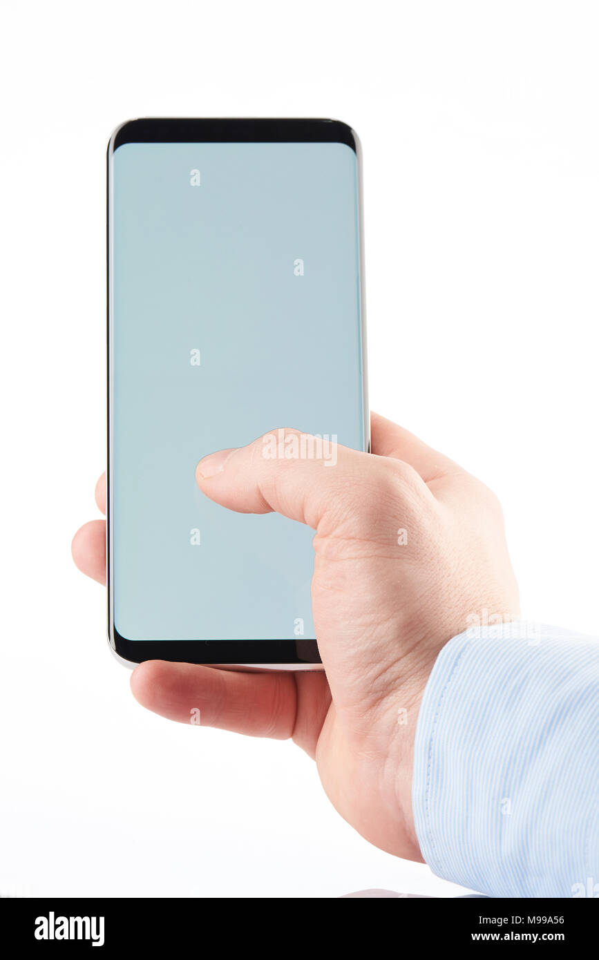 Das Berühren der Bildschirm des Smartphones mit einer Hand auf weißem Hintergrund Stockfoto
