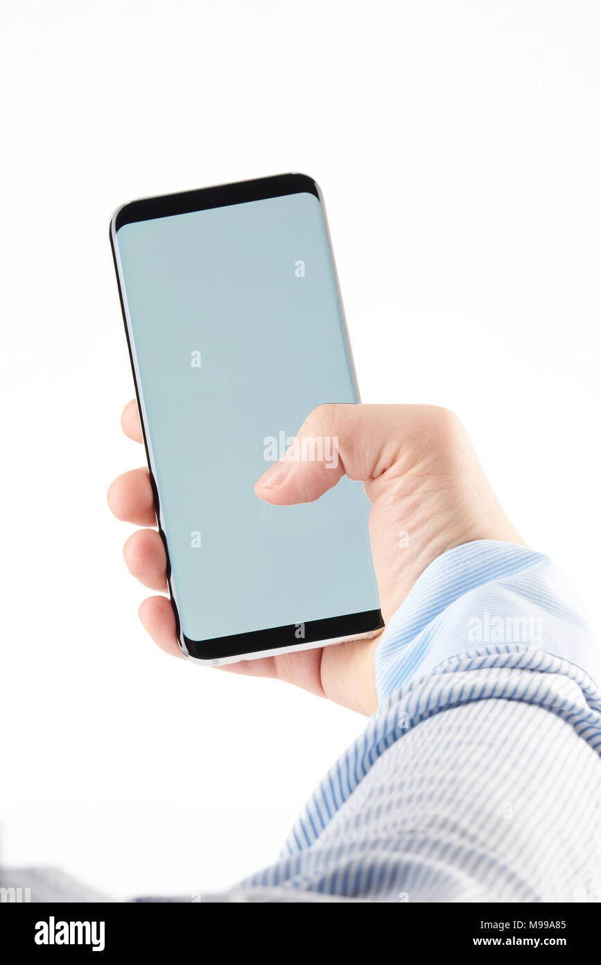 Mit modernen Smartphone mit einer Hand isoliert auf weißem Hintergrund Stockfoto