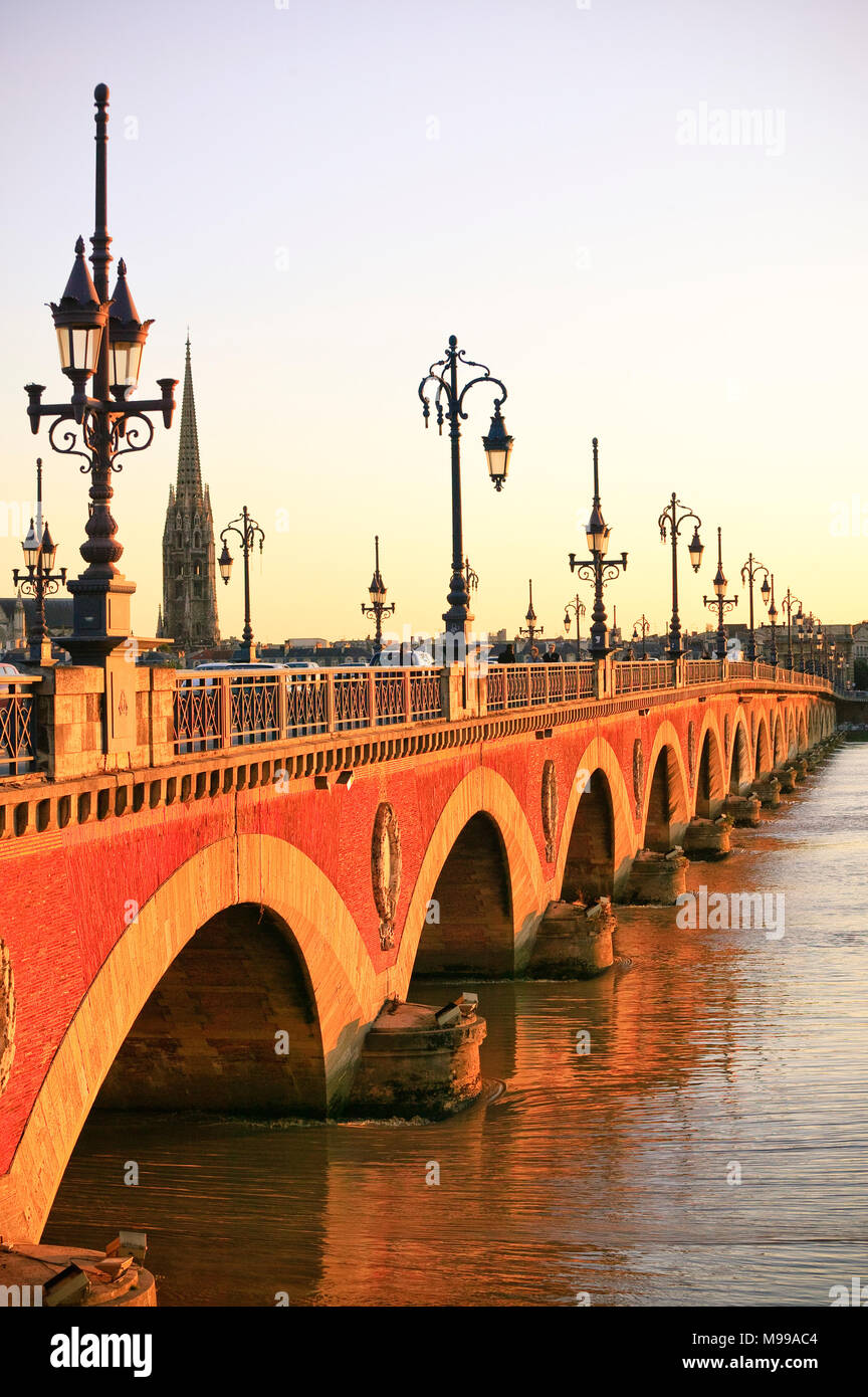 Pont de Pierre Brücke über La Garonne Bordeaux Gironde Nouvelle-Aquitaine Frankreich Stockfoto