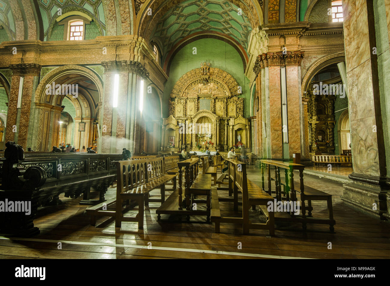QUITO, Ecuador, 22. Februar 2018: Indoor Blick auf La Catedral kirche in Quito's Cathedral Stockfoto