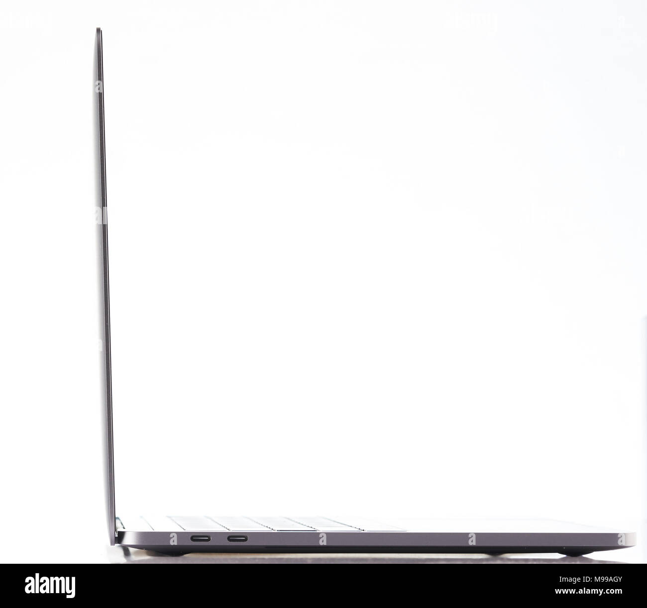 Rückansicht des slim-modernen Laptop auf weißem Hintergrund Stockfoto