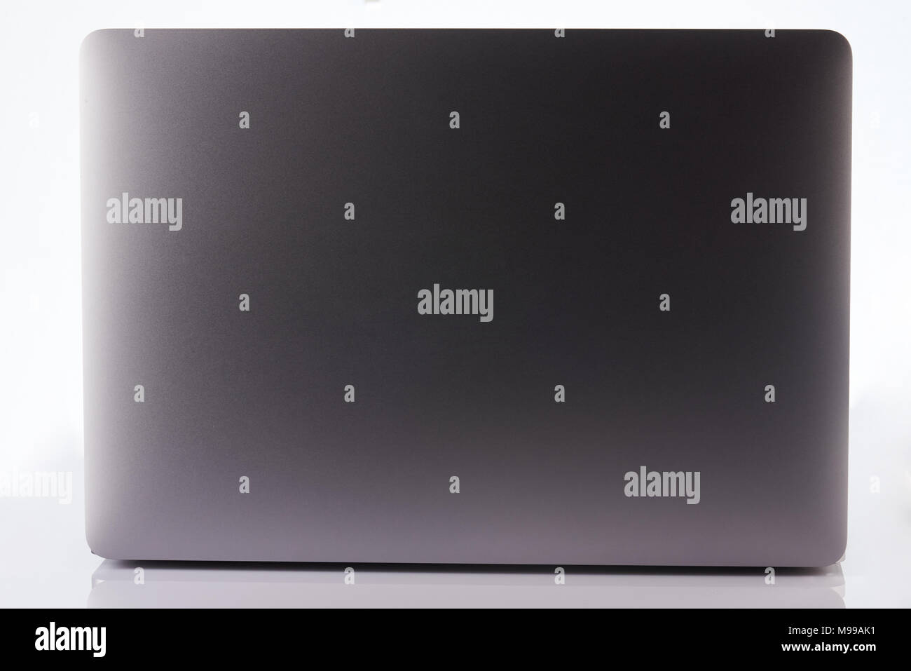 Rückansicht des modernen metallischen Laptop auf weißem Hintergrund Stockfoto