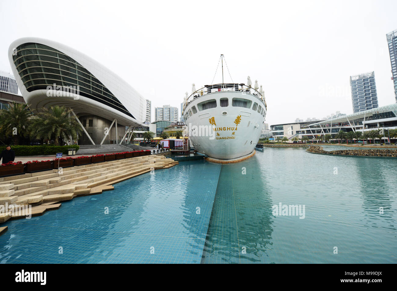 Die Minghua Schiff an das neue Sea Wold plaza Unterhaltung Zone. Stockfoto