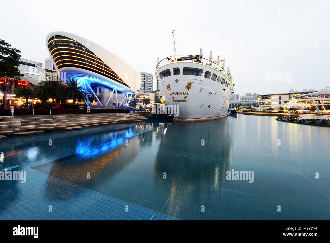 Die Minghua Schiff an das neue Sea Wold plaza Unterhaltung Zone. Stockfoto