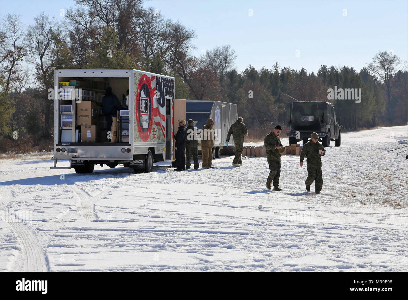 Service Mitglieder am Fort McCoy, Wis., für das Training besuchen Sie eine mobile USO Wisconsin Station/Lkw 14.02.2018, im Süden an die Installation. USO Wisconsin Inc. ist eine 501(c)(3) gemeinnützige Organisation. Es betreibt derzeit sechs Zentren in Wisconsin, mehr als 25.000 militärische Familien während des Zustandes dienen. Die USO hat eine kontinuierliche Präsenz in Wisconsin seit 1943 durch die globale Muttergesellschaft, USO Inc. Das Fahrzeug ist ein kürzlich neue USO Unterstützung bei der Installation. (U.S. Armee Stockfoto