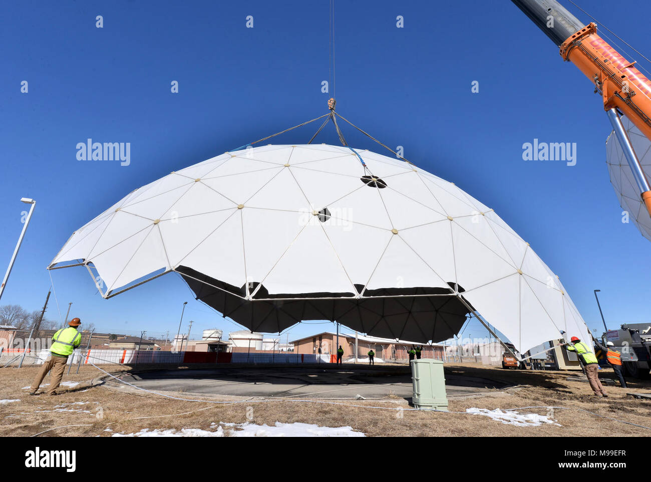 Mitarbeiter von SAS-Bau das Schutzgehäuse Umgebung eines AN/FSC-78 Schwere Satelliten-Terminal als Teil der Bemühungen, die 640.000 Pfund Terminal innerhalb der 55 strategischen Kommunikation Squadron Satelliten-kommunikation Einrichtung auf der Offutt AFB befinden, zu entfernen auseinandernehmen, Nebraska Feb 17, 2018. Das Terminal wurde vor Kurzem mit der EIN/GSC-52-B, die die Fähigkeit zum 10 Mal die Datenübertragungsrate mit der neuen Wideband Global SATCOM-Satellitenkonstellation zur Verfügung stellen ersetzt. (U.S. Air Force Stockfoto