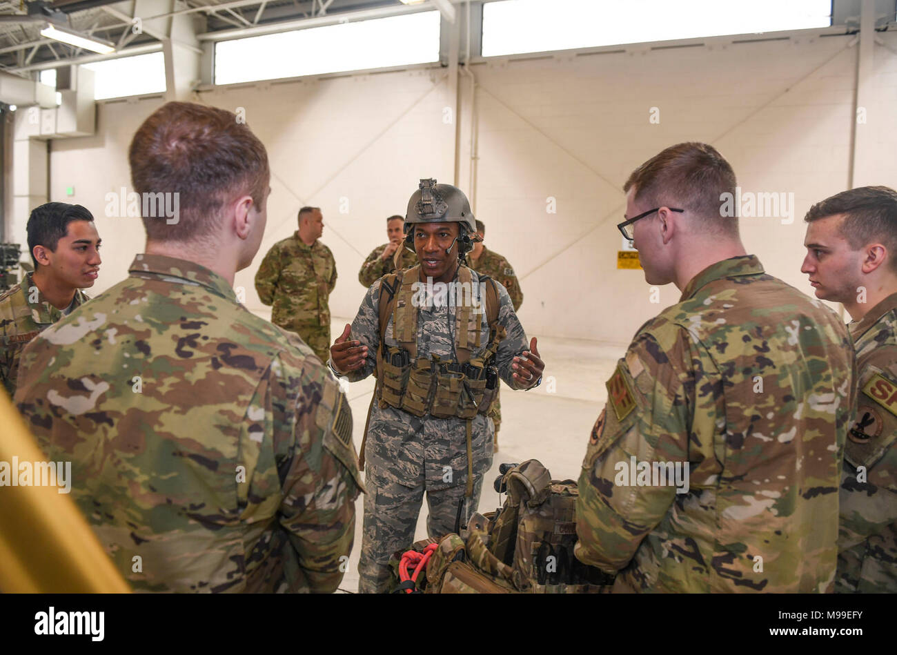 Chief Master Sgt. der Air Force Kaleth O. Wright, Mitte, Gespräche mit 91 Sicherheitskräfte Gruppe Flieger am Minot Air Force Base, N.D., Jan. 16, 2018. Wright sprach mit mehreren Flieger, die direkt mit der Intelligenz des Flügels, der Überwachung und der nuklearen Abschreckung Operationen arbeiten und erfuhr von der Mission Spezifika und seine globale Bedeutung. (U.S. Air Force Stockfoto