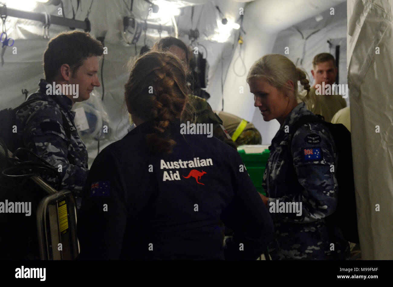 ROTA, Nördliche Marianen (Feb. 21, 2018) - der Royal Australian Air Force service Mitglieder und eine Australische Hilfe Mitarbeiter Schulungen im medizinischen Zelt in Rota, 24.02.21. Cope North verbessert die multilateralen Flugbetrieb zwischen Nationen. Diese Jahre Übung mehr als 2.000 US-Truppen mit mehr als 800 japanischen und australischen Truppen, und mehr als 100 Flugzeuge aus 21 Einheiten, die Ausbildung für die humanitäre Hilfe und Katastrophenhilfe Missionen kombiniert. (U.S. Marine Stockfoto