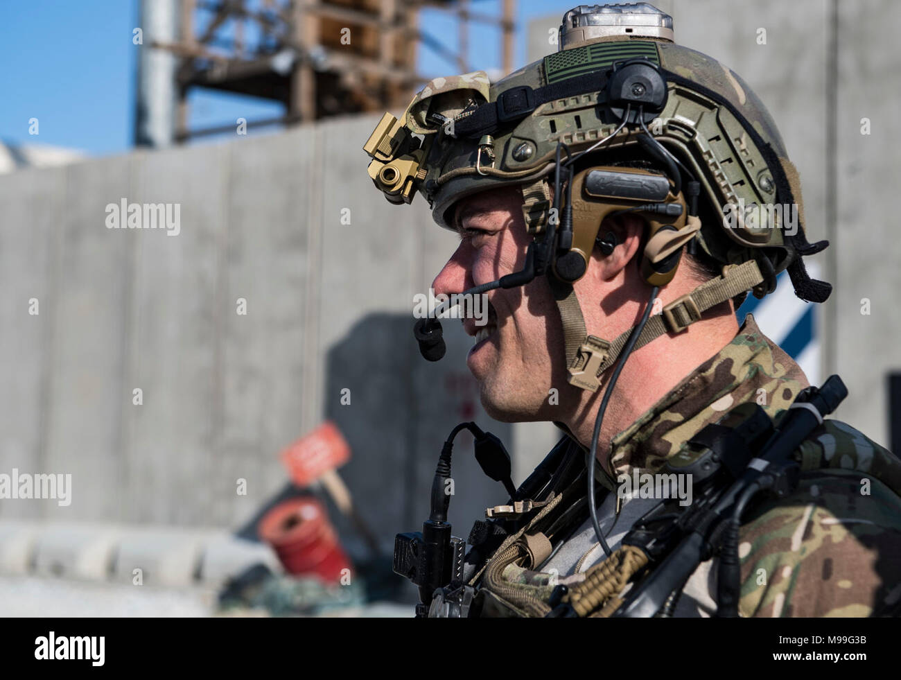 Ein US Air Force pararescueman, die 83Rd Expeditionary Rescue Squadron zugeordnet, wartet, Integration und medizinische Ausbildung mit den Mitgliedern der US-Army Aviation Eingreiftruppe zu leiten, Task Force Schläger auf der Flightline am Flughafen Bagram, Afghanistan, Jan. 22, 2018. Die Beziehung zwischen der Armee und Luftwaffe Schutzengel Teams stellt die Grundlage für die künftige gemeinsame Personal Recovery Operationen, die in der Lieferung von entscheidender Airpower für US Central Command, alliierten Nationen und Amerika. (U.S. Air Force Stockfoto