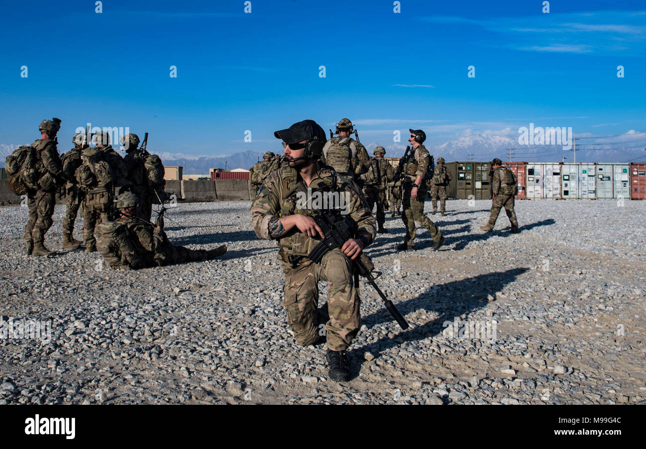 Us Air Force pararescuemen, die 83Rd Expeditionary Rescue Squadron zugewiesen, bis ein Perimeter während einer Ausbildung Szenario mit Mitgliedern der U.S. Army Aviation Eingreiftruppe, Task Force Schläger am Flughafen Bagram, Afghanistan, Jan. 22, 2018. Die Ausbildung wurde entwickelt, um die Integration zwischen dem 83. und dem ARF ERQS fördern. (U.S. Air Force Stockfoto