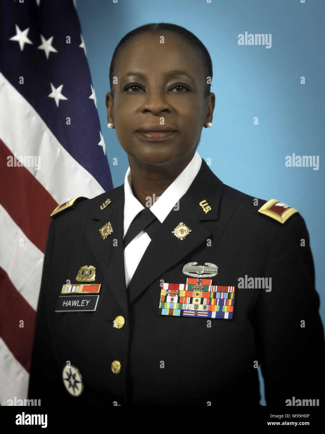 Us-Armee Oberst Wanda Hawley tritt unten als Kommandeur der 642 . Regionale Unterstützung der Gruppe am 13.02.25 Die hinteren Distanz Kommandant für die 143 Sustainment Command (Auslandseinsätze), die überseeischen Bereitstellung dieses Jahr ist. Stockfoto