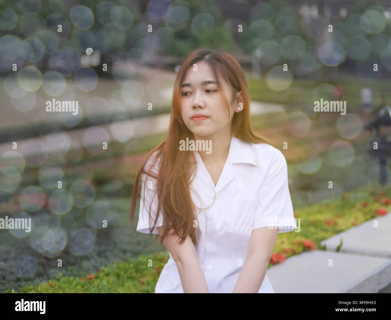 Die schöne Thai Mädchen, junge Lady mit dem Bokeh, Strahl, Licht und lens flare Effekt Ton Hintergrund. Stockfoto