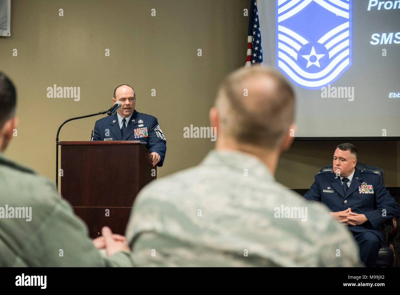 James W. Flüsse, 123 Intelligence Squadron Betriebsleiter, spricht über seine Erfahrungen während der Arbeit den Rang eines Chief Master Sgt. Bei seiner Förderung auf Ebbing Air National Guard Base, Fort Smith, Arche, 24.02.2018. Flüsse trug in der Luftwaffe im Juli 1986 und hat entscheidende Rollen in der Intelligenz der Gemeinschaft sowohl in den aktiven Dienst und der Air National Guard serviert. (U.S. Air National Guard Stockfoto